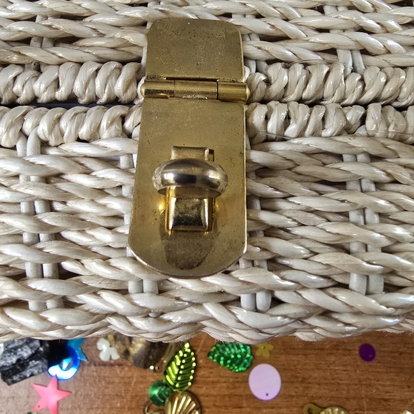 Elegant Cream Woven Handbag - Picture 5 of 10